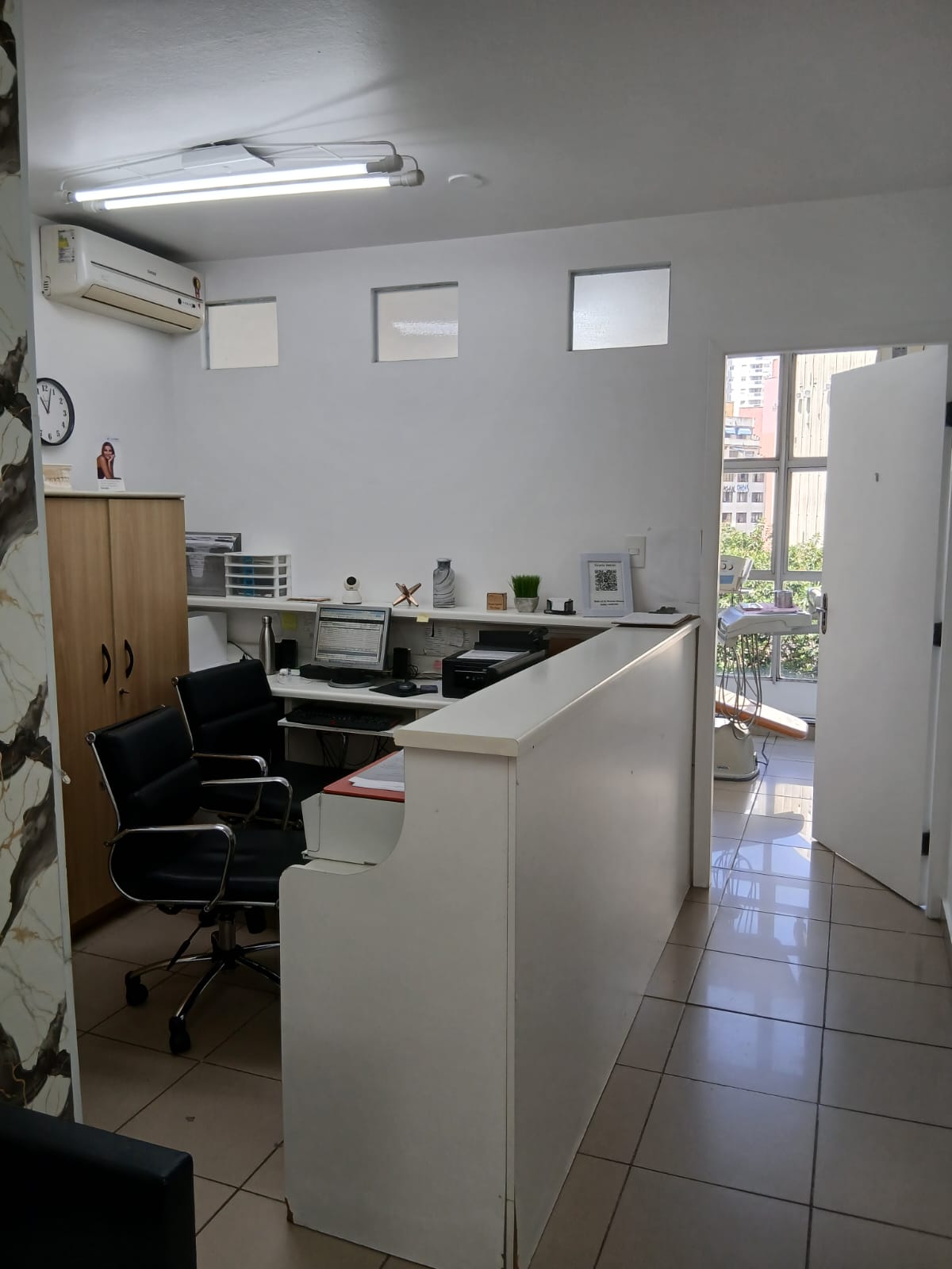 Mais um ângulo interno da clínica odontológica